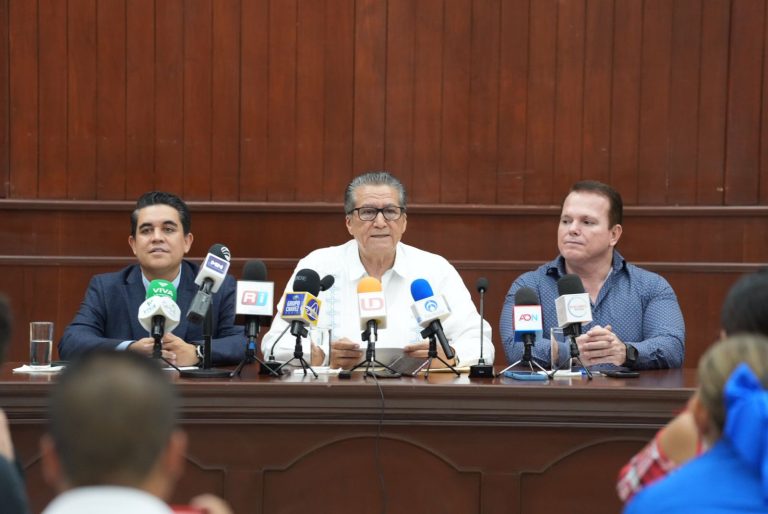 Diputado Ricardo Madrid Pérez, Feliciano Castro Meléndrez y Adolfo Beltrán Corrales en rueda de prensa en salón constituyentes