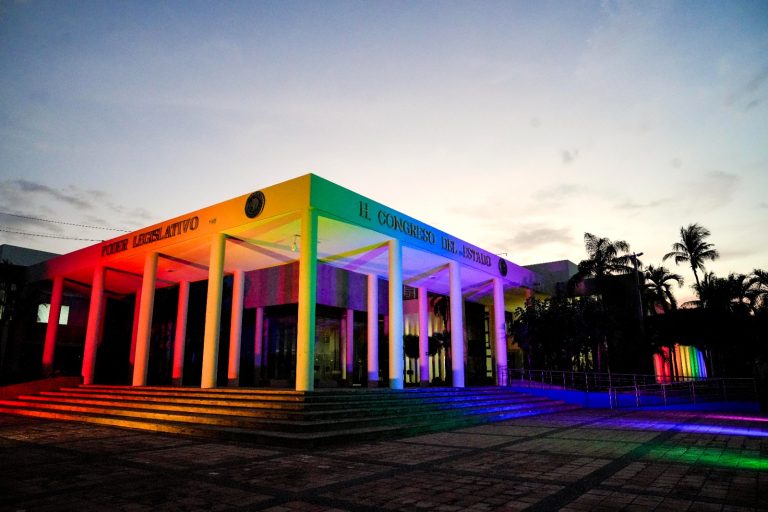 Edificio del Congreso luce iluminado con los colores del arcoiris.