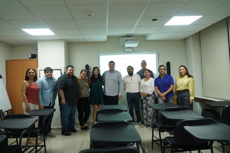 Persona que tomó el taller posa para la foto durante la clausura.