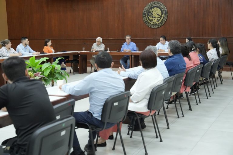 En mesa herradura diputado Feliciano Castro sostiene reunión con trabajadores y trabajadoras.