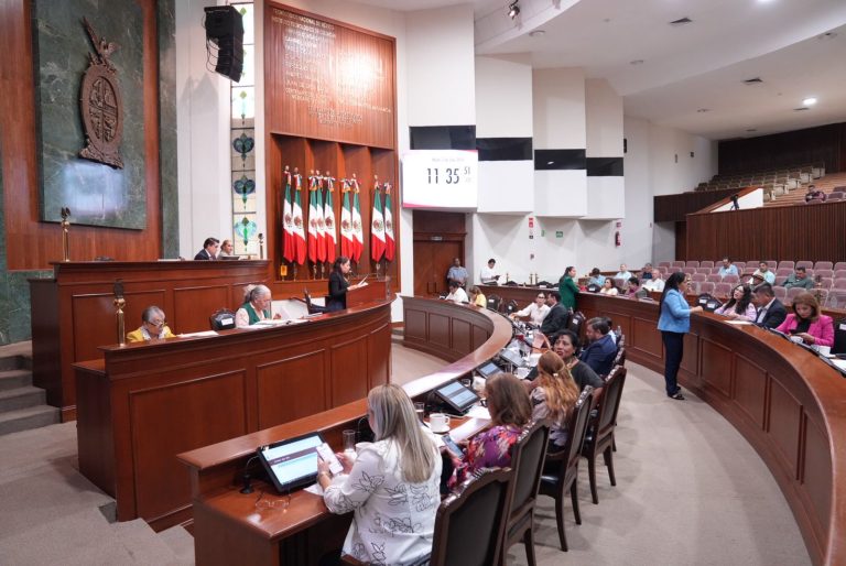 Diputadas y diputados siguen la lectura de iniciativas en la sesión.