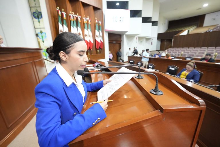Diputada secretaria de la Mesa Directiva del Congreso da lectura en tribuna a iniciativas.