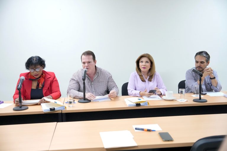 Cuatro integrantes de Comisión de Educación, Ciencia y Tecnología participan en reunión.