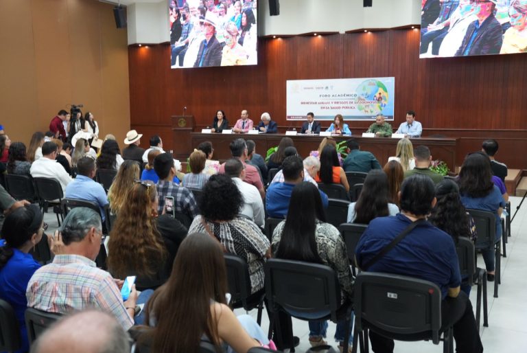 Decenas de personas sentadas frente al presidium durante el Foro.