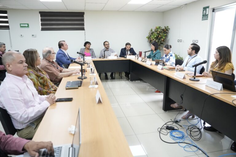 Integrantes de Comisión de Fiscalización y personal de la ASE en reunión de trabajo.