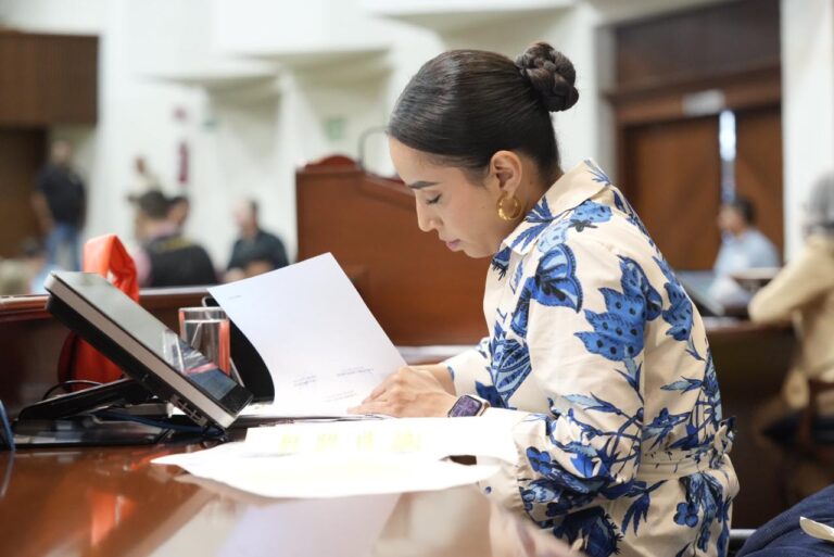 Diputada secretaria da lectura a documento durante sesión ordinaria.