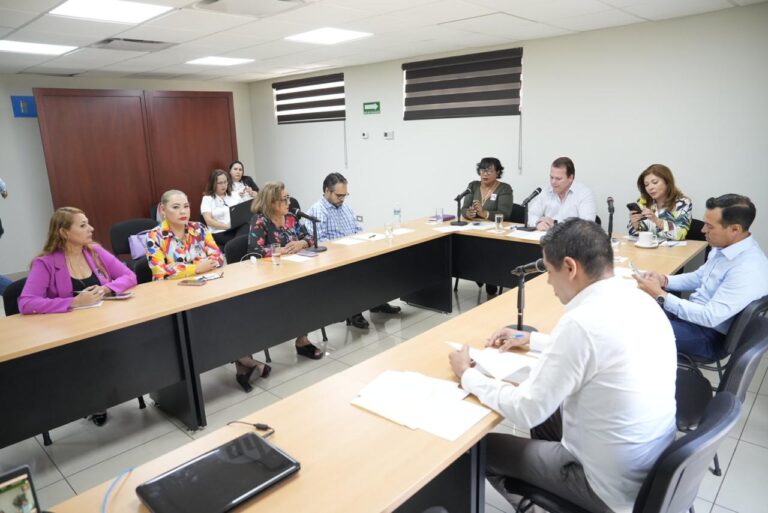 Integrantes de Comisión de Educación, Ciencia y Tecnología toman acuerdo.