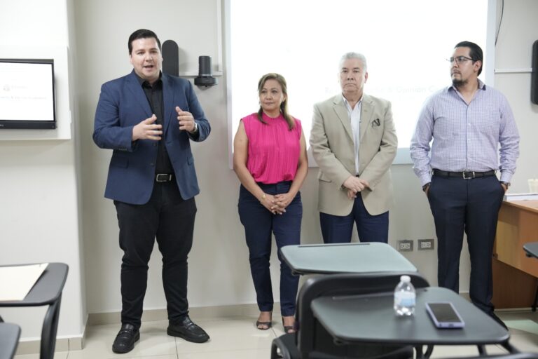 Director del Instituto de Investigaciones del Congreso, Felipe González, vestido con saco y manos al pecho habla acompañado de tres personas.
