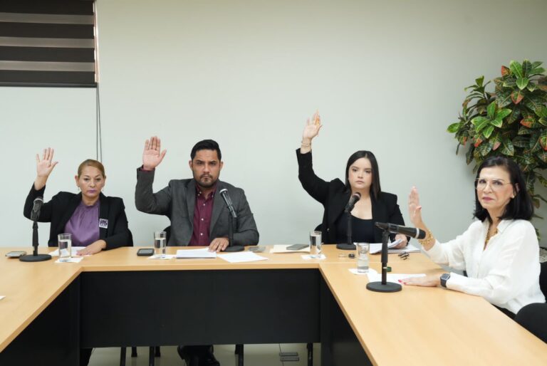 Integrantes de Comisión de Protocolo y Régimen Orgánico Interior sesionan en Sala Adjunta al Pleno.
