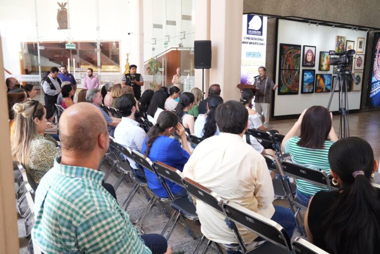 Público asistente atestigua inauguración de exposición.