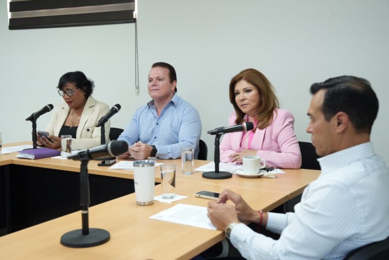 Integrantes de Comisión de Educación, Ciencia y Tecnología sesionan en Sala Adjunta.