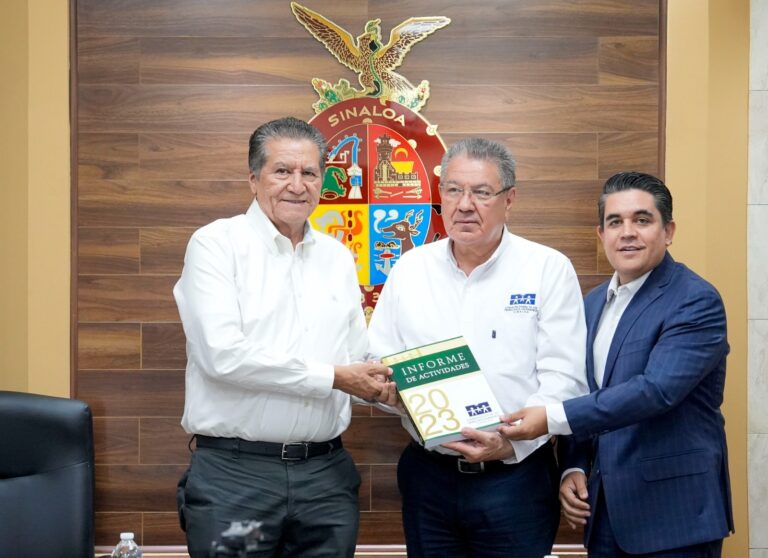 Los diputados Feliciano Castro Meléndrez y Ricardo Madrid Pérez, presidentes de la Jucopo y Mesa Directiva del Congreso, respectivamente, reciben del presidente de la CEDH el informe de labores de 2023.