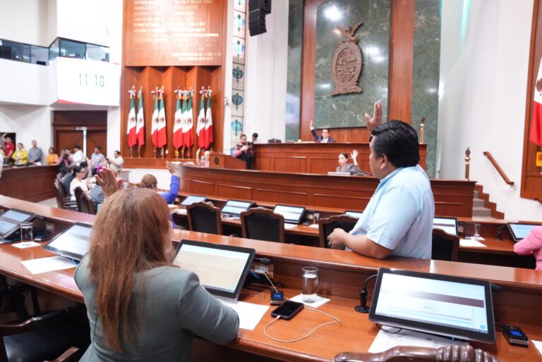 Diputadas y diputados dan seguimiento a la sesión desde sus asientos.