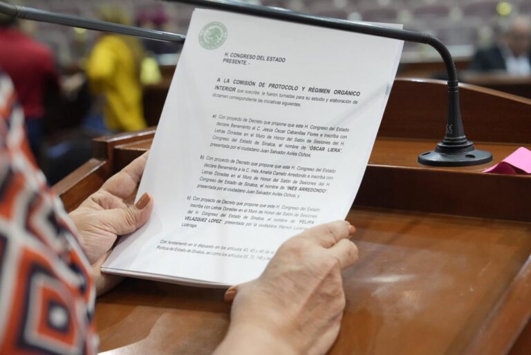 Par de manos de diputada sostiene documento al que se le da lectura en tribuna.