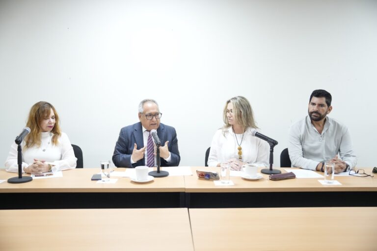 Cuatro de cinco integrantes de Comisión del Agua sesionan en pequeña sala.