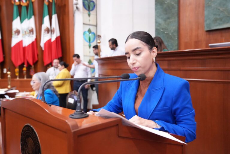Diputada da lectura a iniciativa en tribuna.