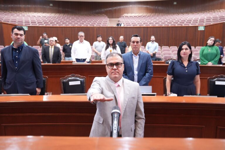 Fernando Ruiz Rangel rinde protesta como titular del Órgano Interno de Control de la Fiscalía General.