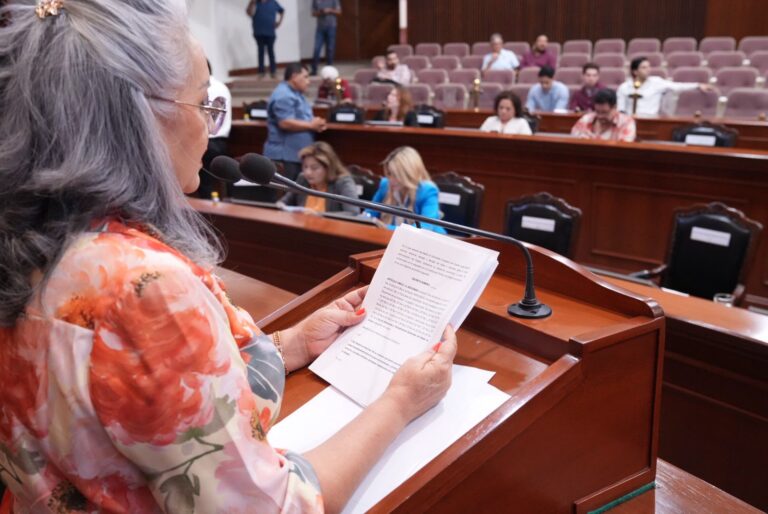 Diputada secretaria de Mesa Directiva da lectura en tribuna a iniciativa.