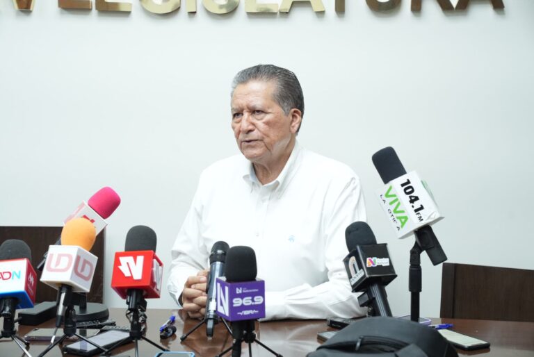 Diputado Feliciano Castro Meléndrez, sentado frente a varios micrófonos de medios de comunicación.
