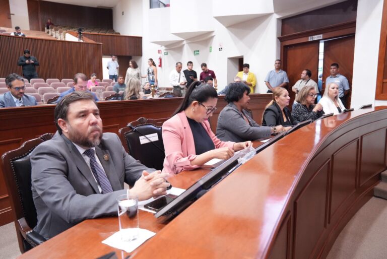 Diputadas y diputados escuchan lectura de iniciativas.