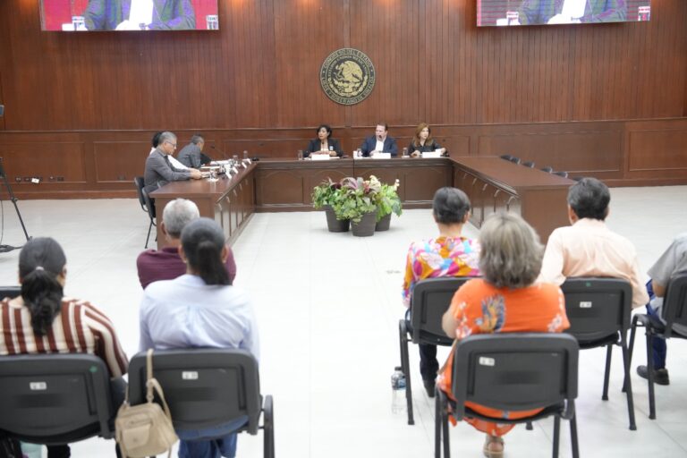 Integrantes de la Comisión de Educación escuchan a iniciadores de iniciativas de reforma a la Ley Orgánica de la UAS.