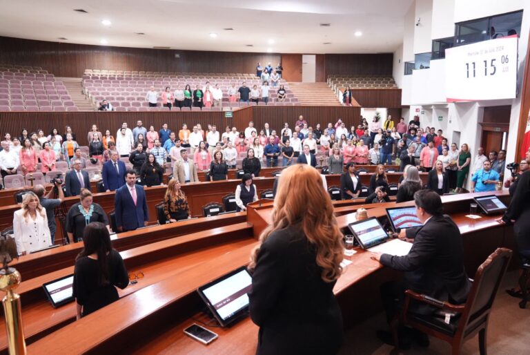 Diputadas y diputados permanecen de pie durante la clausura del último periodo ordinario del último año de ejercicio constitucional de la 64 Legislatura.