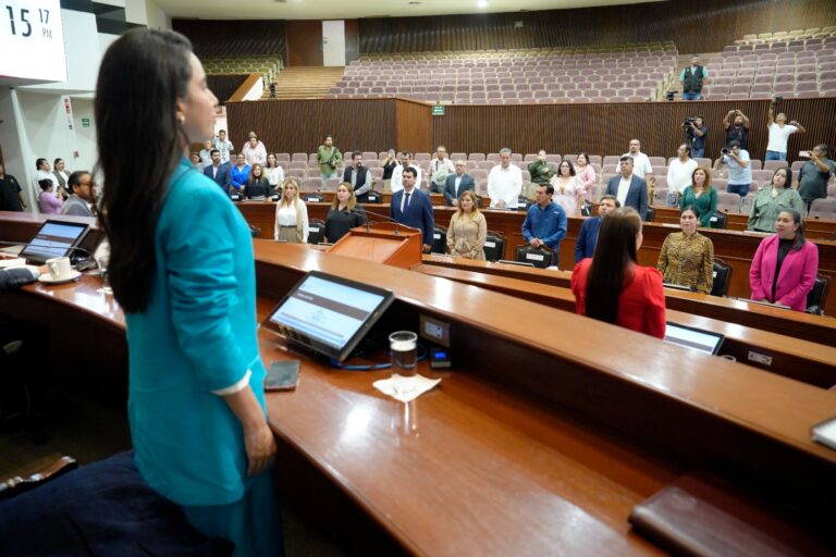 Diputadas y diputados inician periodo extraordinario de pie en el Salón de Sesiones.