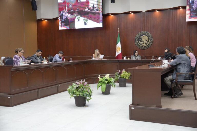 Integrantes de Diputación Permanente ocupan sus lugares en mesa tipo herradura.