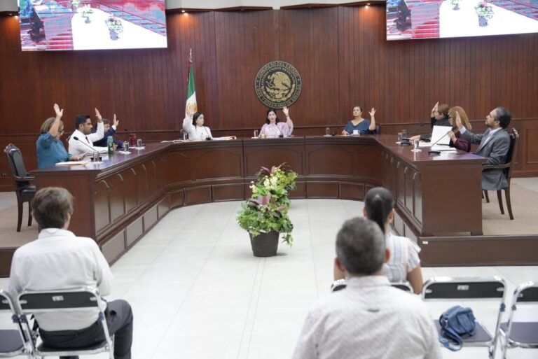 Integrantes de Diputación Permanente votan levantando sus manos,.