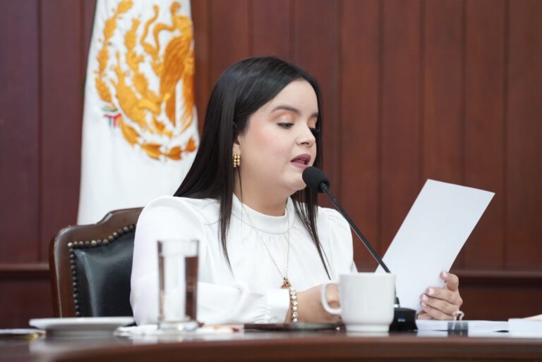 Diputada secretaria de la Diputación Permanente da lectura a documento ante micrófono.