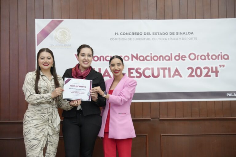 Rubí Guadalupe Osuna Lizárraga es felicitada por las diputadas María Guadalupe Cázarez Gallegos y Nela Rosiely Sánchez Sánchez, por ganar concurso de oratoria.