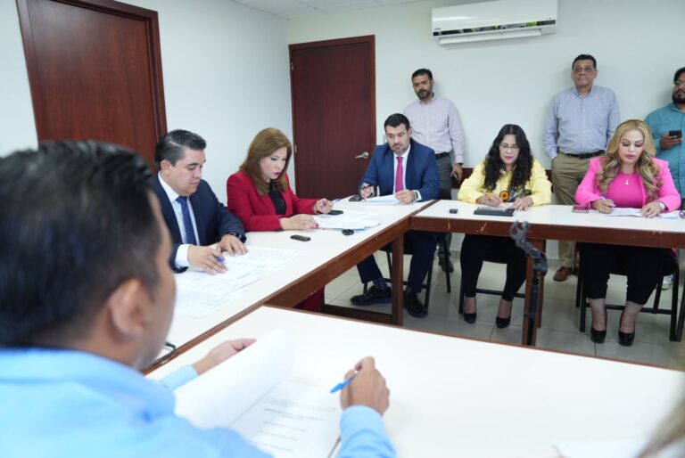 Integrantes de Comisión de Puntos Constitucionales sesionan en su sala.