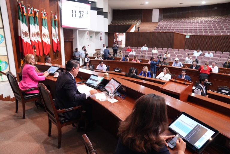Presidente y vicepresidentas de Mesa Directiva aparecen sentados de frente a sus compañeros y compañeras en el Salón de Sesiones.
