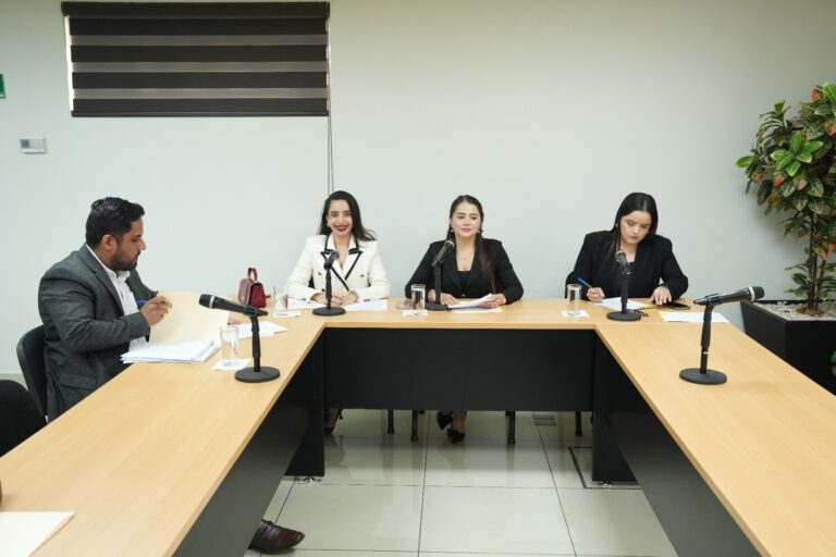 Cuatro integrantes de la Comisión de Juventud sesionan en sala adjunta al Salón de Sesiones.