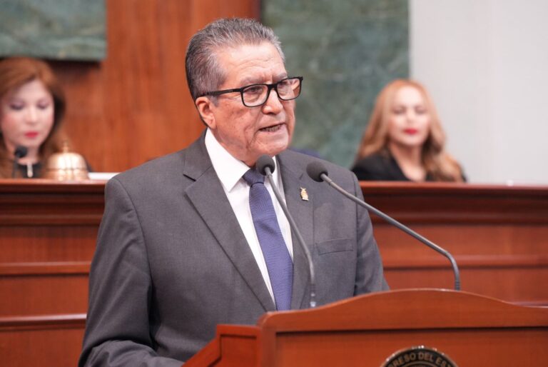 Diputado Feliciano Castro Meléndrez, vestido de traje, habla en podium del Salón de Sesiones.