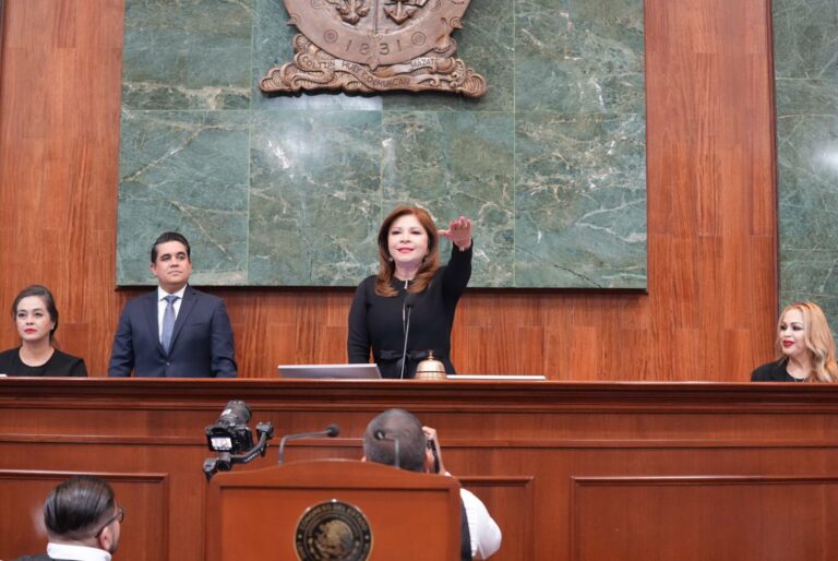 Diputada Gloria Himelda Félix Niebla rinde protesta como nueva presidenta de la Mesa Directiva del Congreso del Estado.