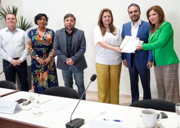 Presidente de Comisión de Fiscalización, Sergio Mario Arredondo, y presidenta de Mesa Directiva del Congreso, Gloria Himelda Félix, reciben de titular de la ASE, Emma G. Félix, informes financieros.