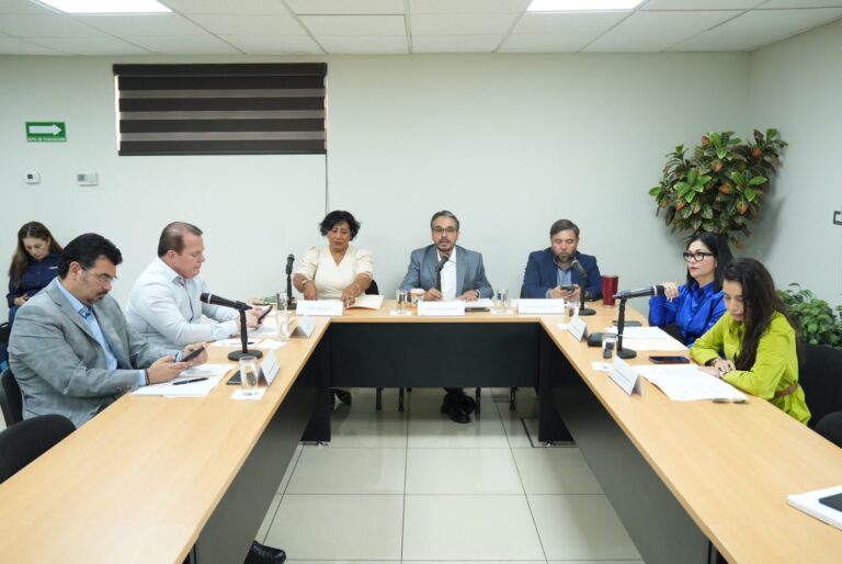 Integrantes de Comisión de Fiscalización sesionan en Sala Adjunta del Salón de Sesiones.