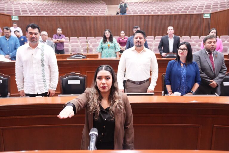 Arcelia Trujillo Araujo rinde protesta ante Mesa Directiva del Congreso del Estado.