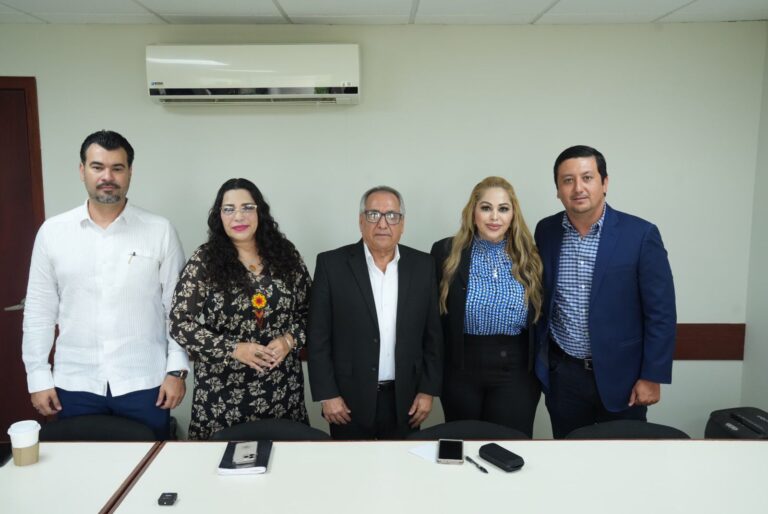 Cinco integrantes de la Comisión,que son la totalidad, posan para la foto luego de reinstalarse.