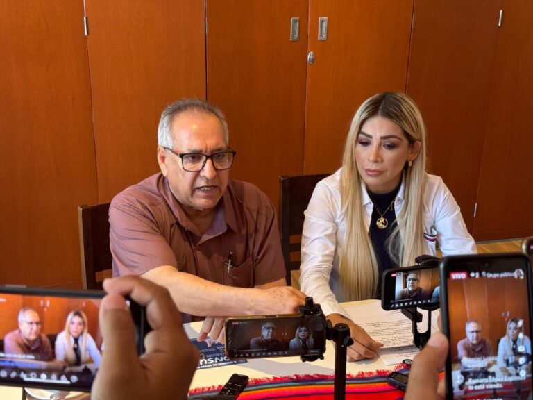 Diputado Ambrocio Chávez y diputada Luz Verónica Avilés, dan conferenca.