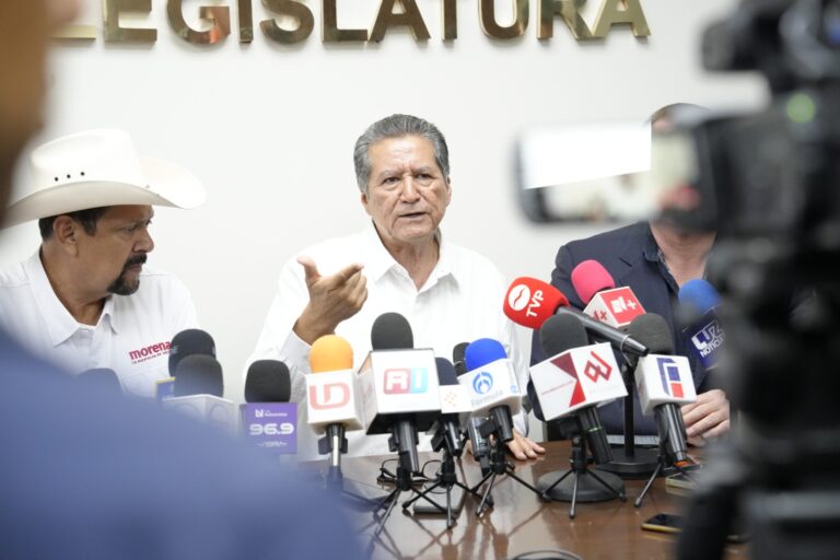 Diputado Feliciano Castro Meléndrez aparece en conferencia ante numerosos micrófonos de medios de comunicación.