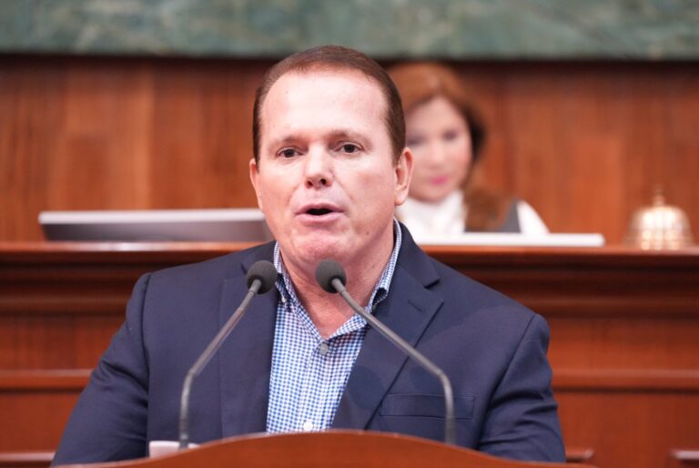 Dip. Adolfo Beltrán Corrales habla en tribuna, en foto de archivo.