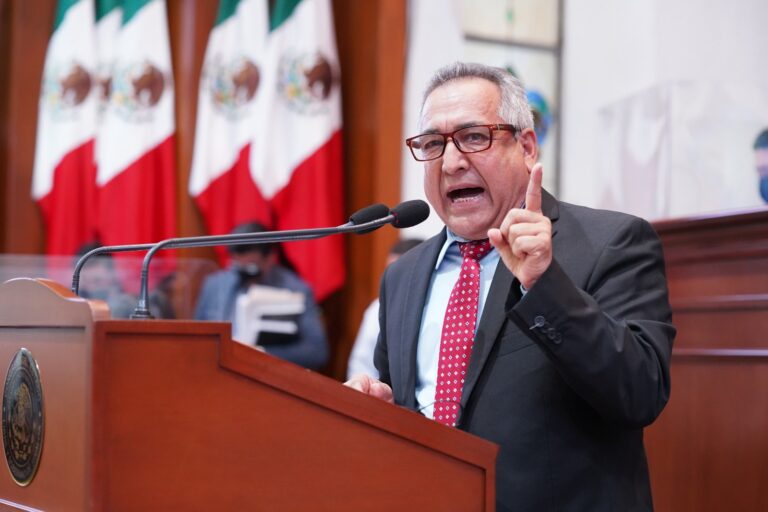 Diputado Ambrocio Chávez Chávez en foto de archivo habla en tribuna del Congreso.