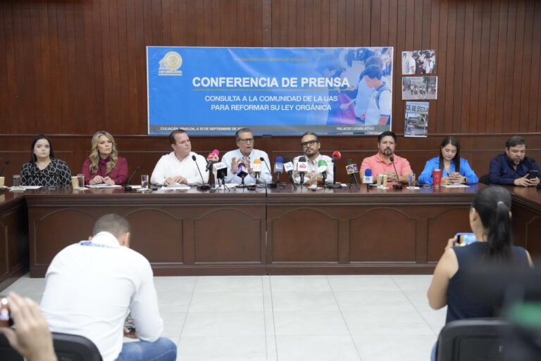 Diputados y diputadas dan detalles de la consulta a la UAS en conferencia en el salón Constituyentes de 1917 del Congreso.