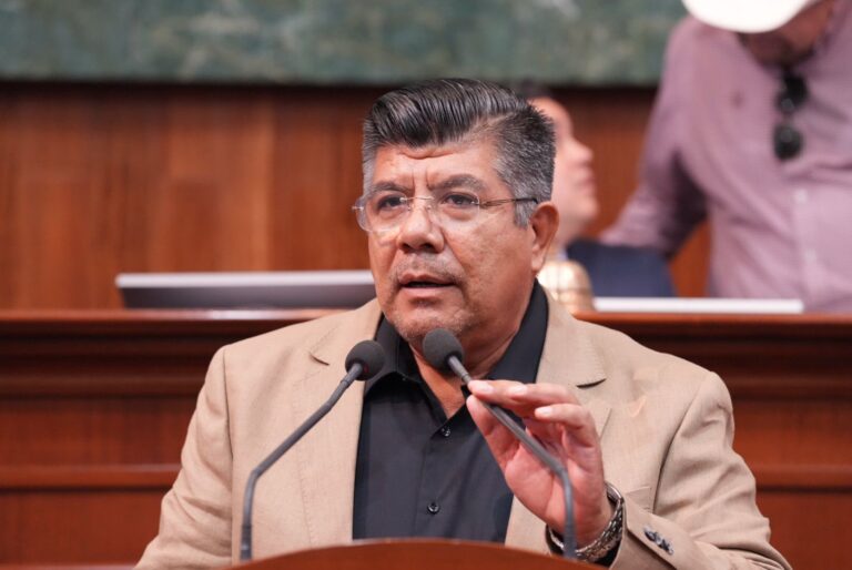 En foto de archivo el diputado José Manuel Luque habla en tribuna.