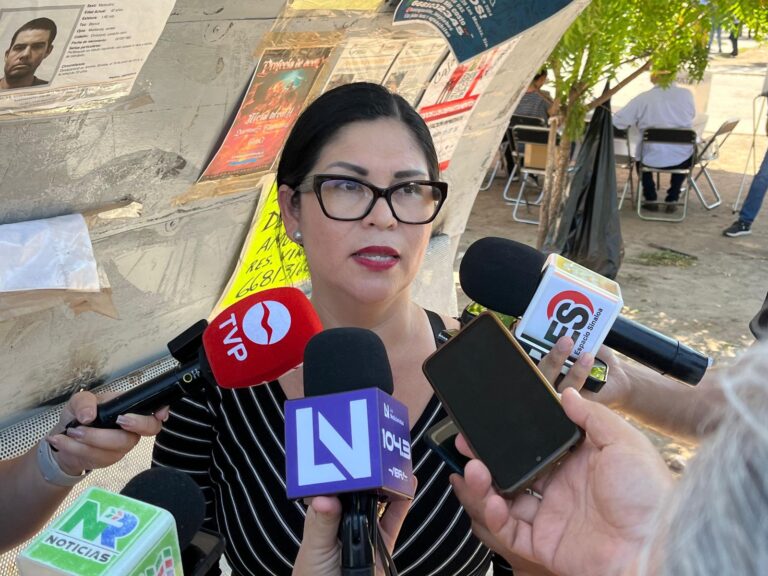 Diputada Juana Minerva habla ante periodistas en Los Mochis.