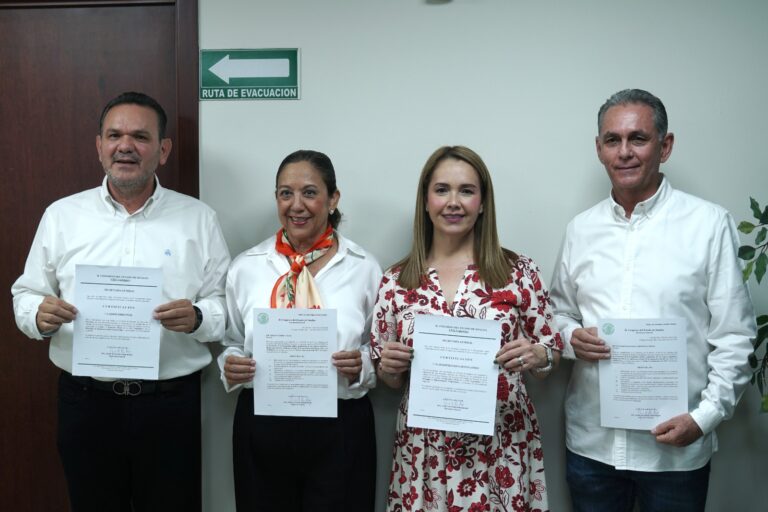 Diputadas y diputados tanto propietarios como suplentes de Movimiento Ciudadano, en total cuatro, muestran su registro como tales ante el Congreso.