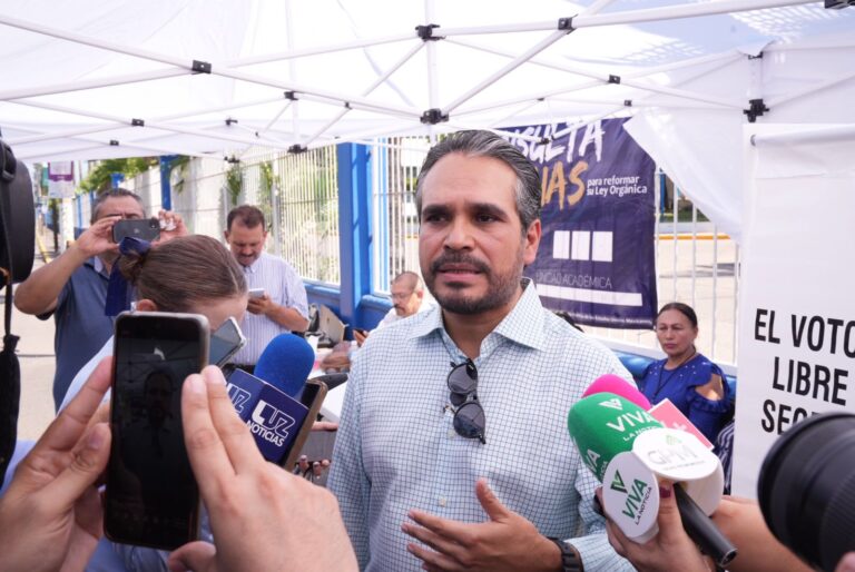 El diputado Sergio Mario Arredondo Salas frece conferencia en una mesa receptora de opiniones durante la consulta a la comunidad universitaria de la UAS.