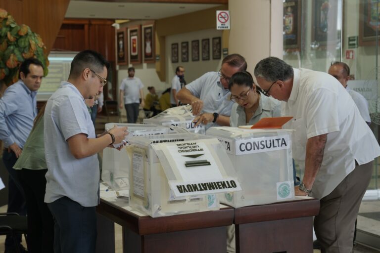 Diputados y directivos y personal de Congreso abren urnas para contabilizar las opiniones de los universitarios consultados.